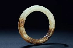 属兔的戴玉好还是金，属兔人适合佩戴什么生肖玉饰