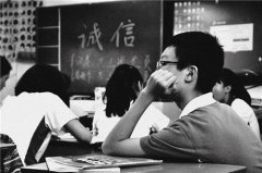 富不踏三地，穷不近两人什么意思